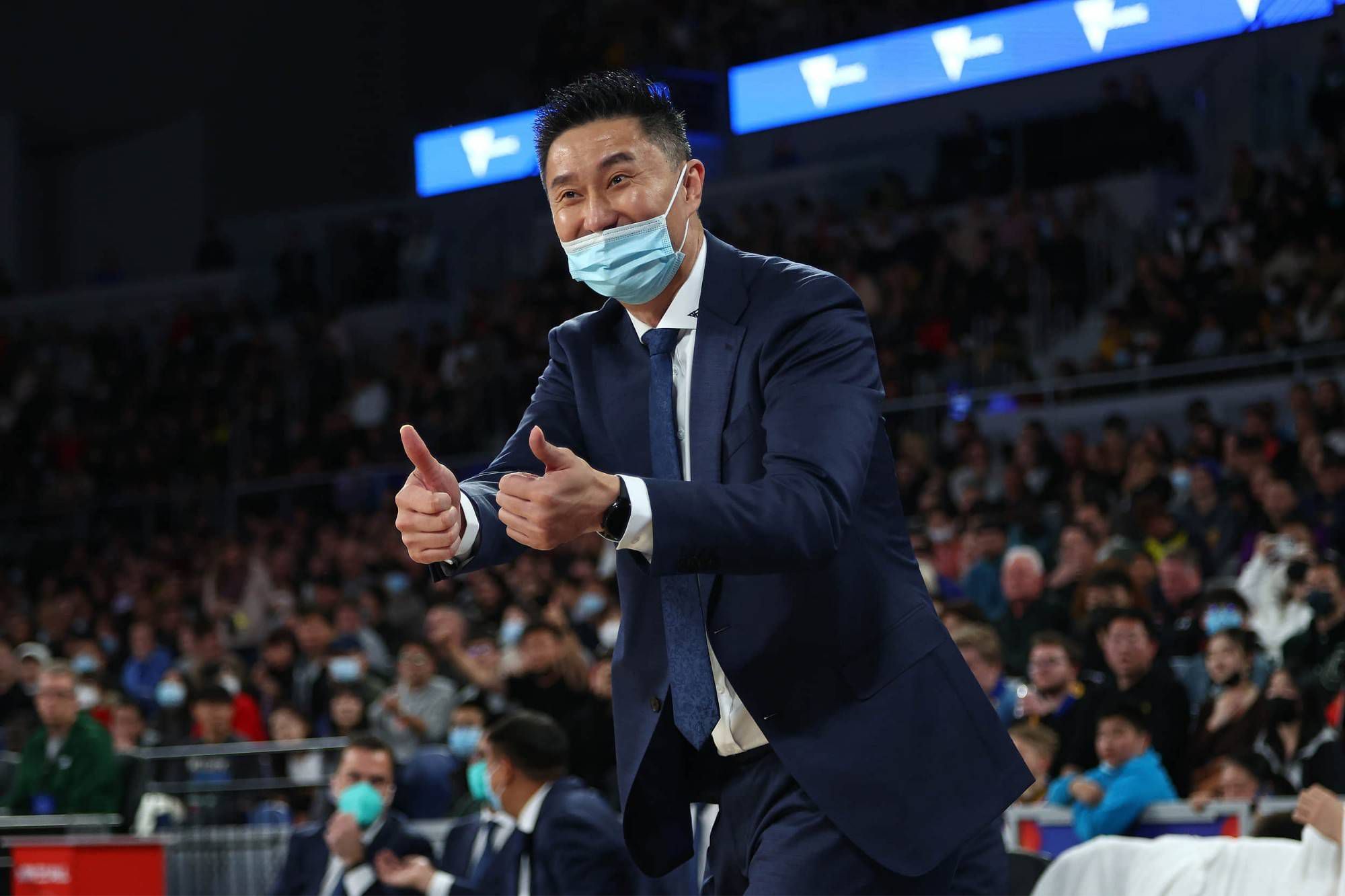 说着，老爷子继续说道：我也已经让人把这个消息泄露给了金陵当地警方，相信很快金陵警方就会全城搜捕这个通缉犯，他身负多宗命案，被抓到就是必死，所以他自然会在警方的追捕下拼命逃窜......届时，他会如无头苍蝇一样，在金陵四下逃命，然后好巧不巧的逃到拍卖会现场去......等他到了拍卖会现场，金陵警方也一定会派大量人手将整个珍宝阁团团围住，那他就如同瓮中之鳖，慌乱之中，挟持几名人质也实属正常......到时候，这个通缉犯为了活命，自然会以人质为要挟、带着人质驱车逃离，到那时，他会确保把杜海清带上车的。